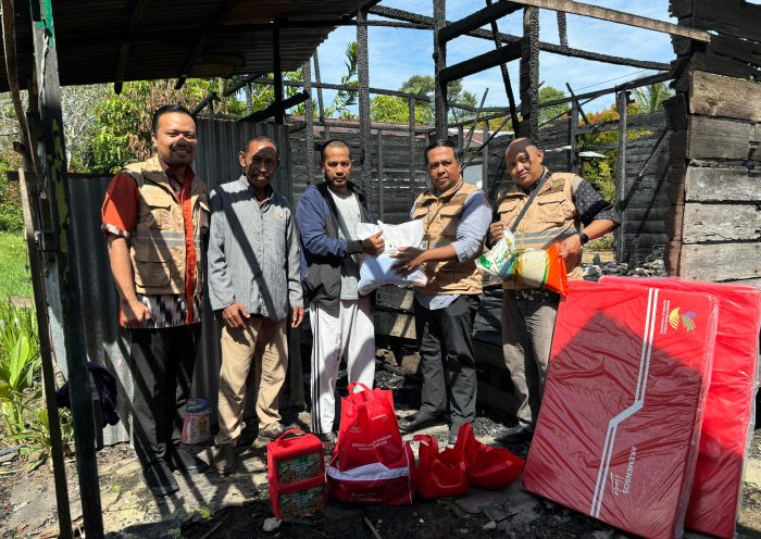 Dinas Sosial Provinsi Kalimantan Barat secara simbolis menyerahkan bantuan untuk korban kebakaran